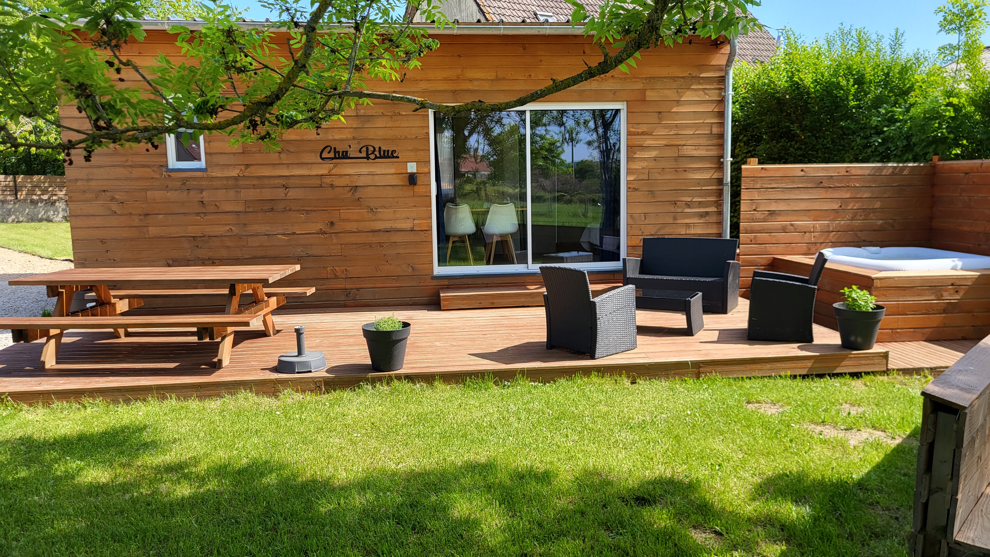 Chalet Cha'Blue au domaine Chabadamy, location dans le Morvan — vue 1